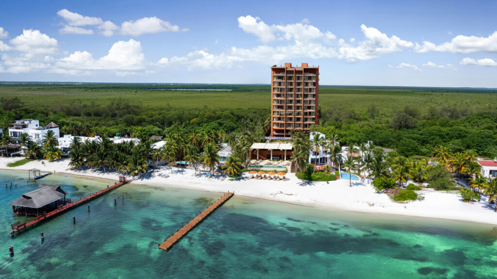 Vista aérea de un desarrollo residencial caribeño frente al mar